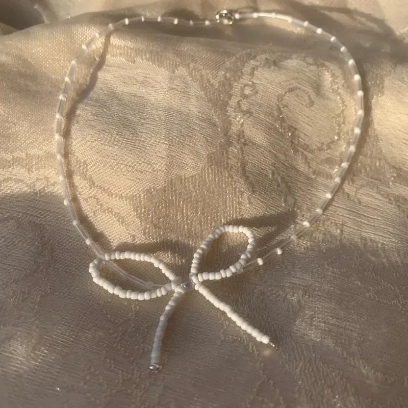Collar de cuentas con lacito