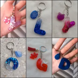 Llavero con Letra y adorno de resina