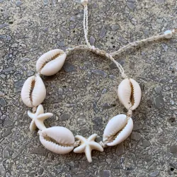 Pulsera de caracoles y estrellitas