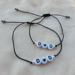 Pulsera sencilla con letras