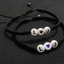 Pulseras tejidas con letras