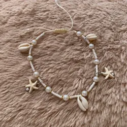 Tobillera de cuentas y caracoles colgantes