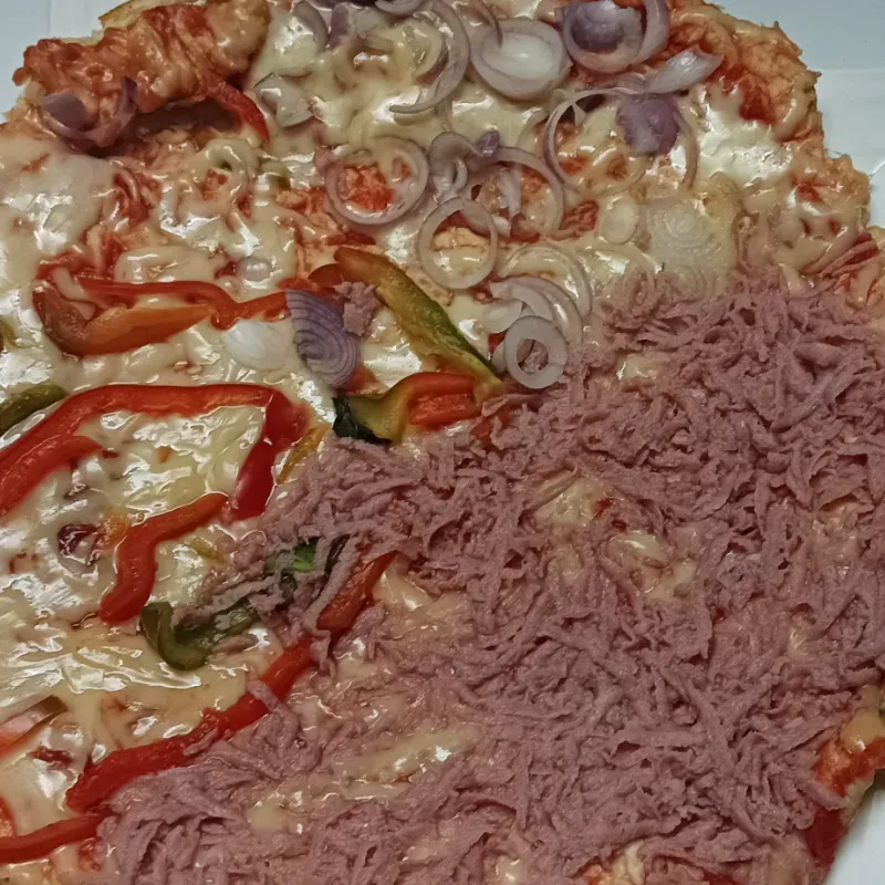 Pizza Cuatro Estaciones ( jamón; qedo Gouda; ají pimiento y cebolla ) 