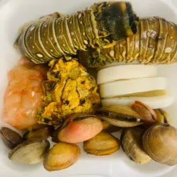 Colas de langostas-mejillon-aros de calamar-almejas y masa de langosta--(1.70lb)