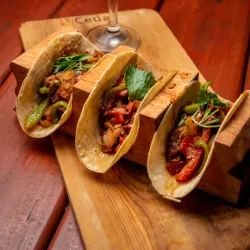 Tacos mixto al pastor (pollo ,cerdo , camarones,piña)