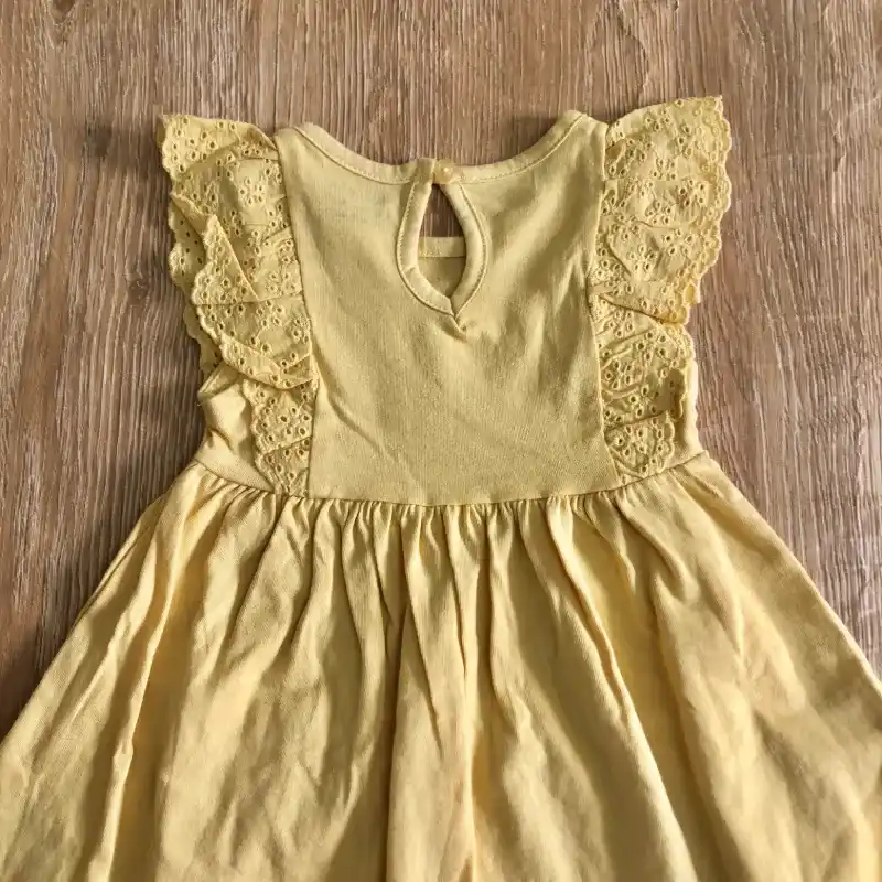 Vestido con encaje color amarillo 