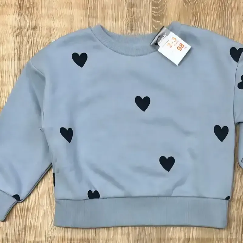 Abrigo azul con corazones