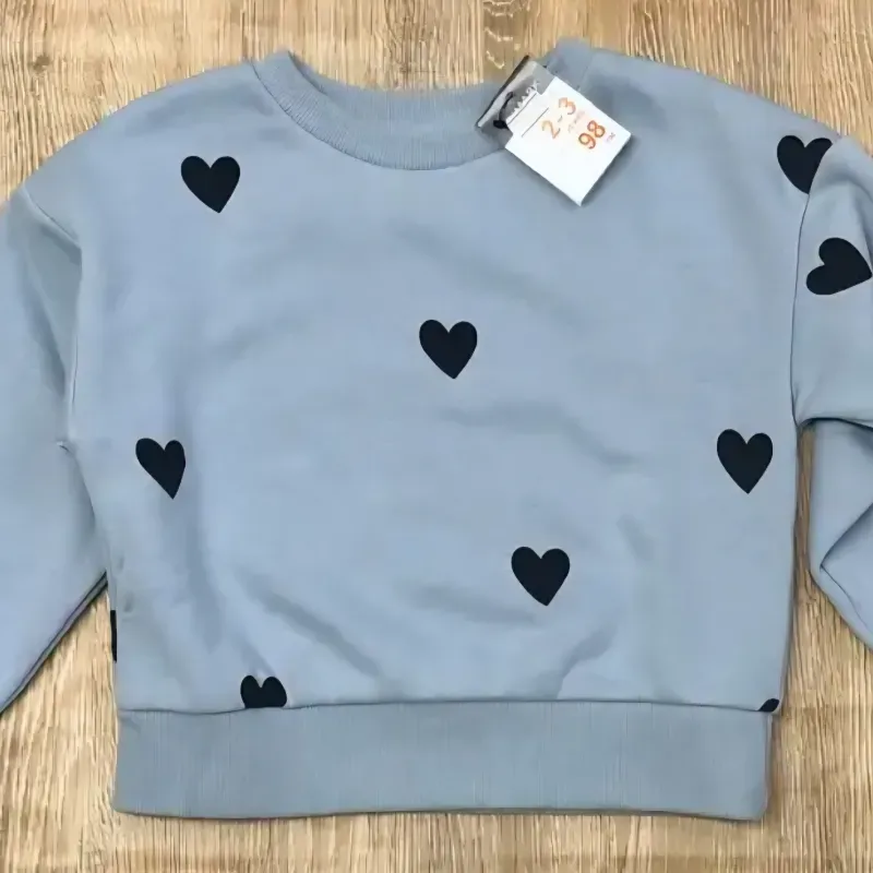 Abrigo azul con corazones