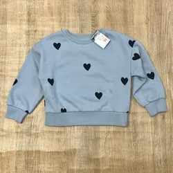 Abrigo azul con corazones