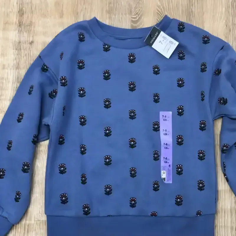 Abrigo azul con flores rojas