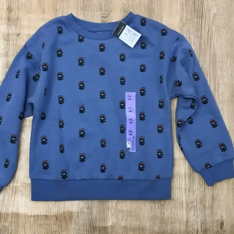 Abrigo azul con flores rojas