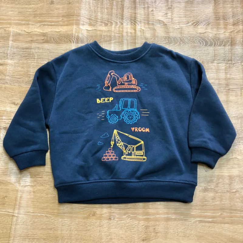 Abrigo color azul oscuro con camiones