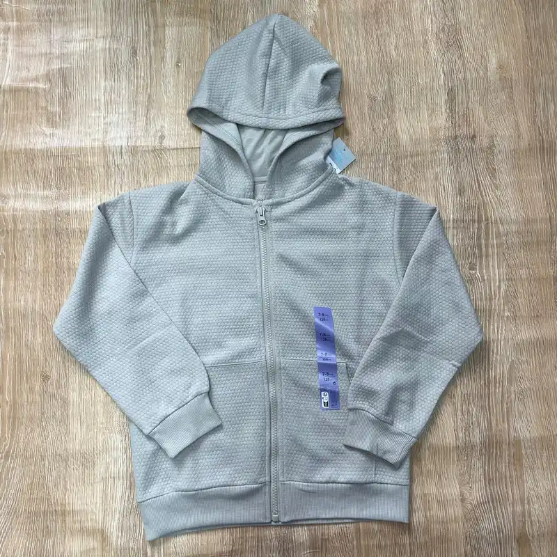 Abrigo color gris con capucha 