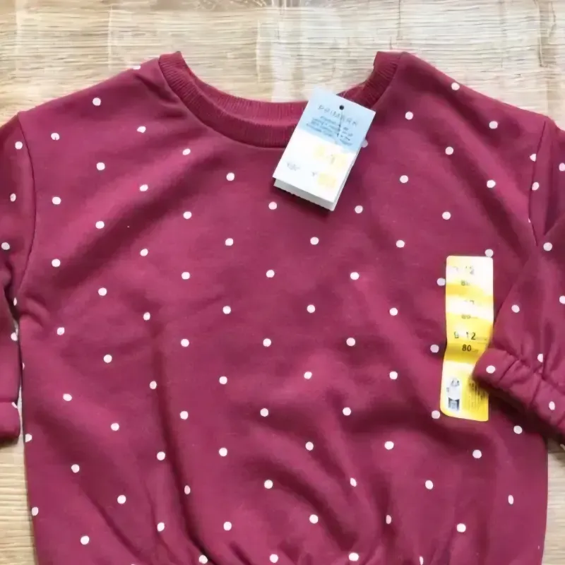 Abrigo color rojo vino con puntos blancos