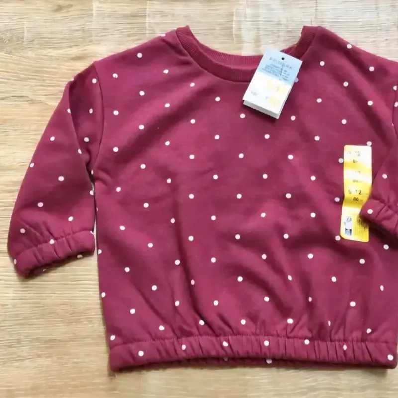 Abrigo color rojo vino con puntos blancos