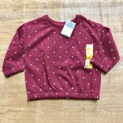 Abrigo color rojo vino con puntos blancos