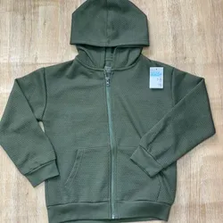 Abrigo color verde con capucha 