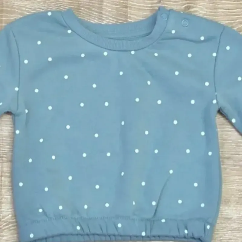 Abrigo color verde con puntos blancos 