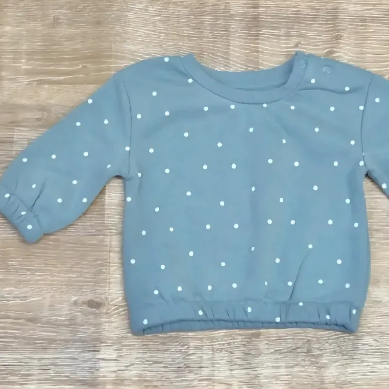 Abrigo color verde con puntos blancos 