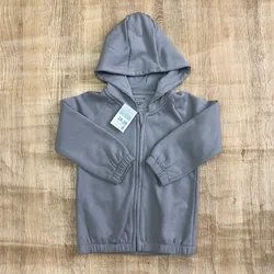 Abrigo con capucha color gris