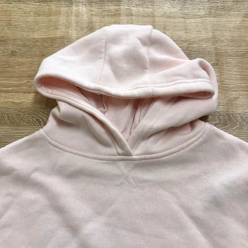 Abrigo con capucha color rosado 