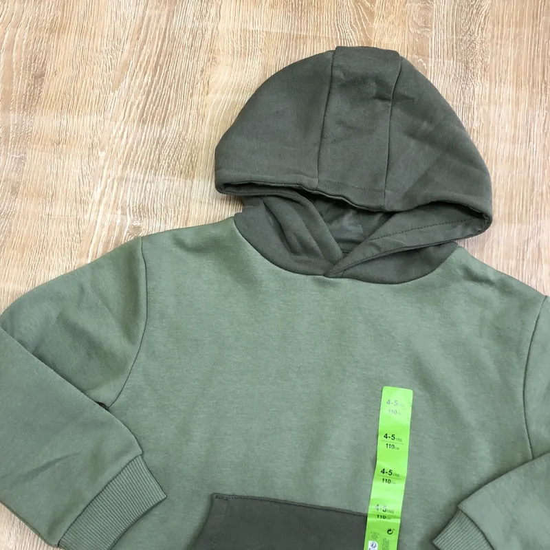 Abrigo con capucha color verde