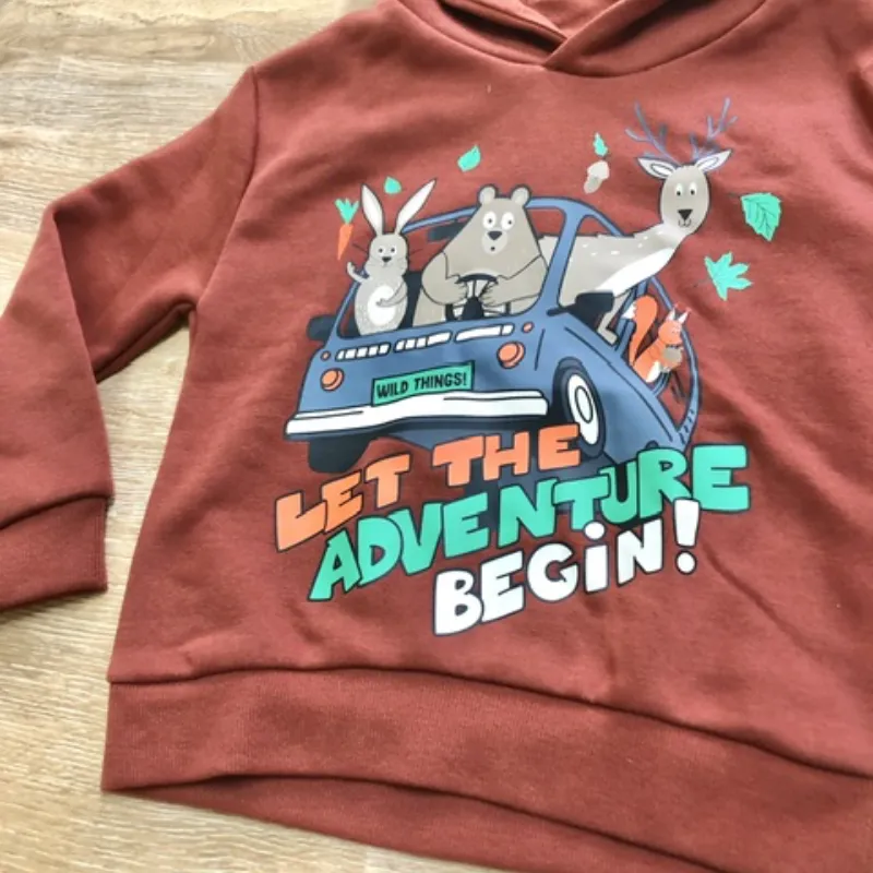 Abrigo con gorro color marrón 