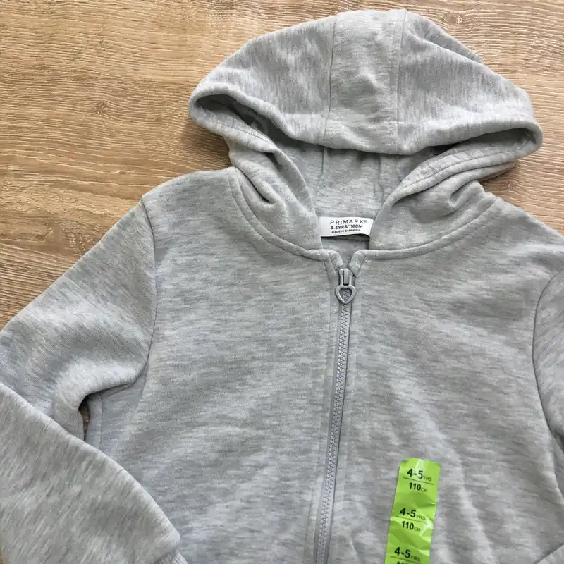 Abrigo gris con capucha 