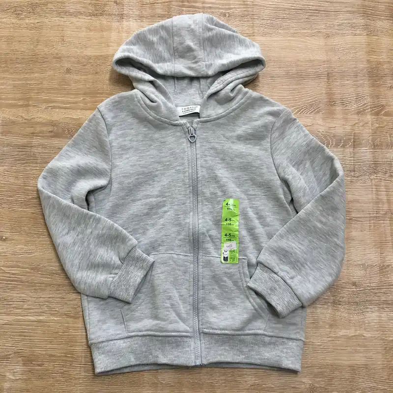 Abrigo gris con capucha 