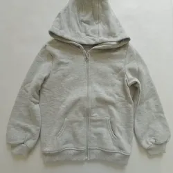 Abrigo gris con capucha 