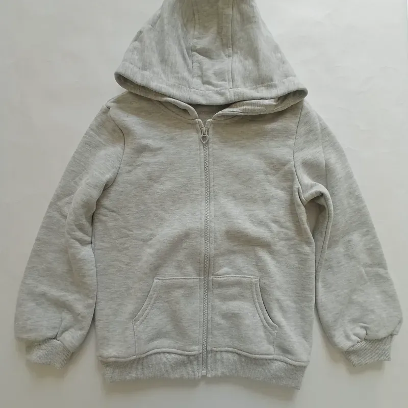 Abrigo gris con capucha 