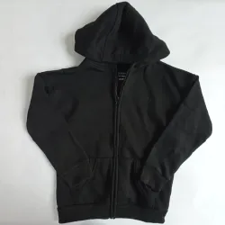 Abrigo negro con capucha 