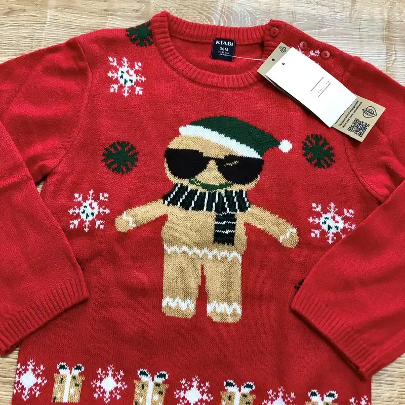 Abrigo rojo con galleta de jengibre 