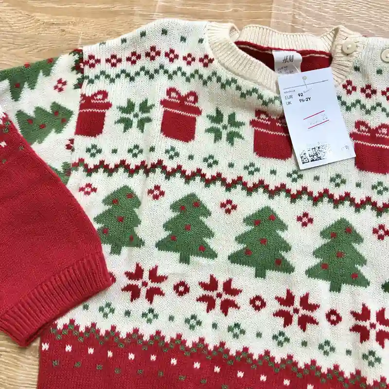 Abrigo tejido con pinos y regalos 