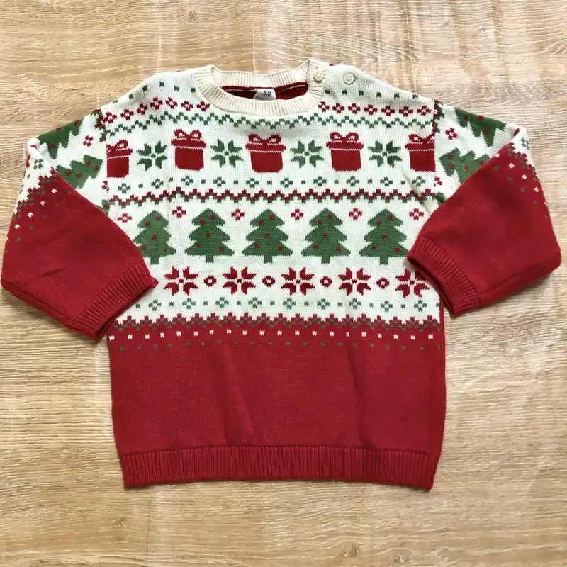 Abrigo tejido con pinos y regalos 