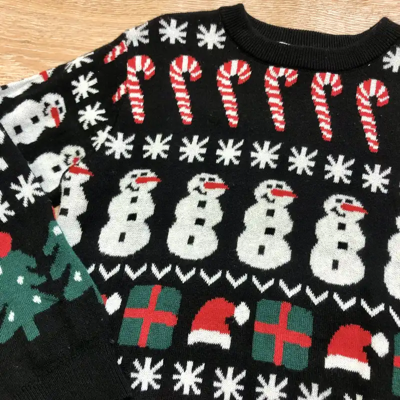 Abrigo tejido negro con motivos navideños 