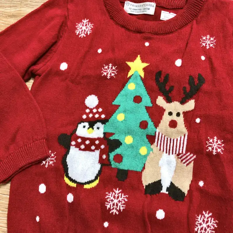 Abrigo tejido rojo con reno, pingüino y pino 