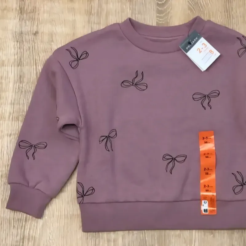 Abrigo violeta con lazos