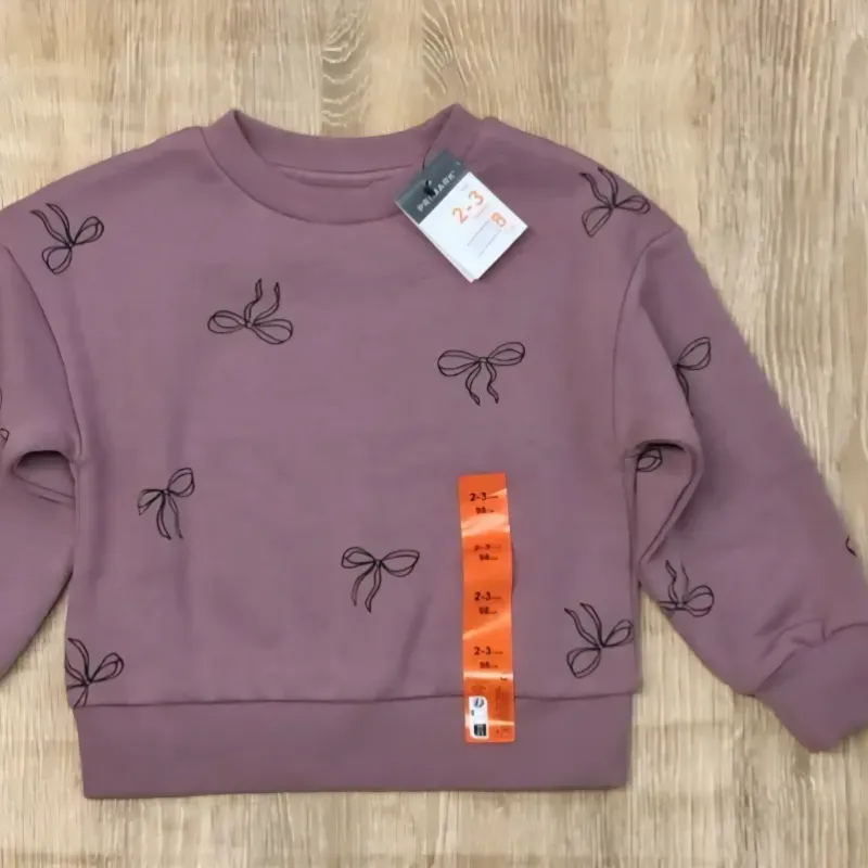 Abrigo violeta con lazos