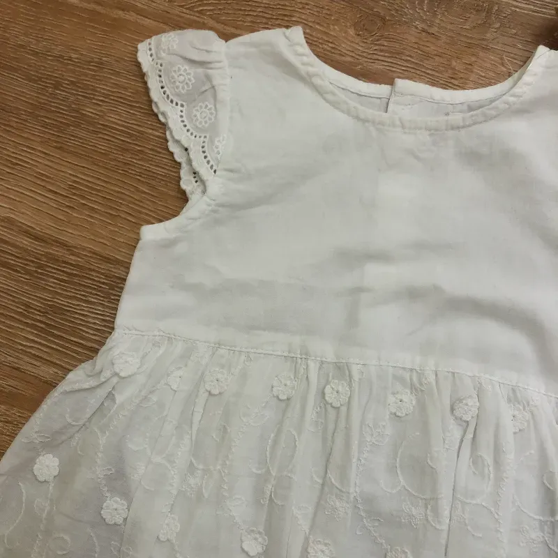Bata para bebé con bordados 