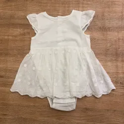Bata para bebé con bordados 