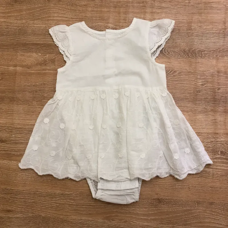 Bata para bebé con bordados 