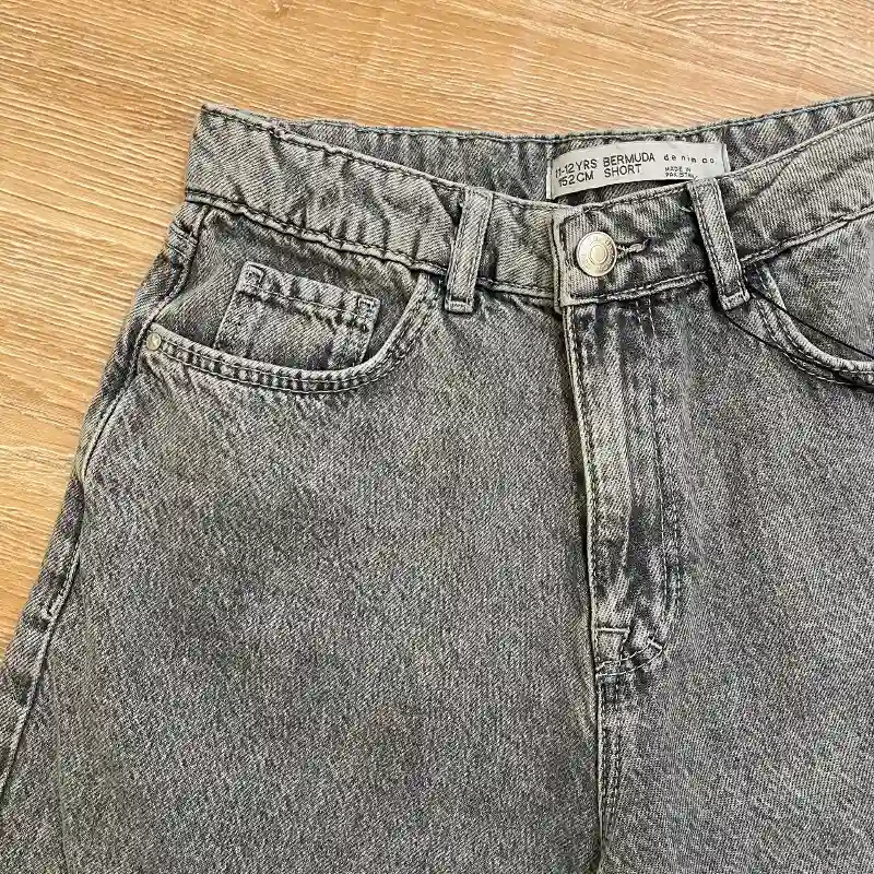 Bermuda de mezclilla gris