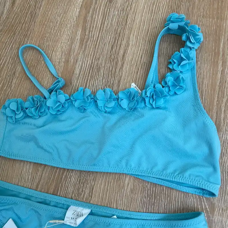 Bikini con flores color azul