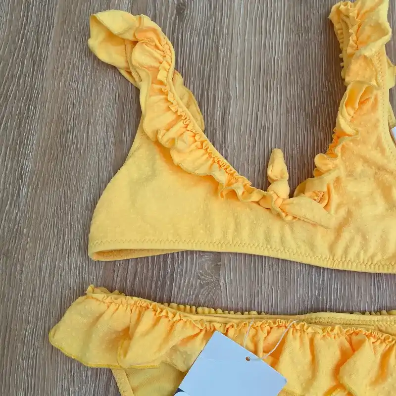 Bikini con vuelos color naranja 