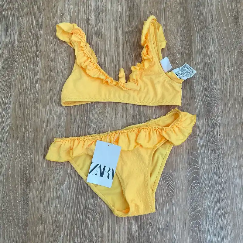 Bikini con vuelos color naranja 