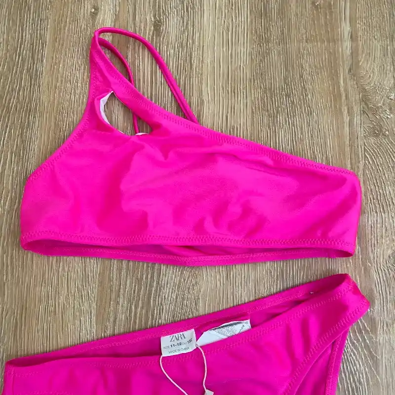 Bikini Zara de una manga color rosado 