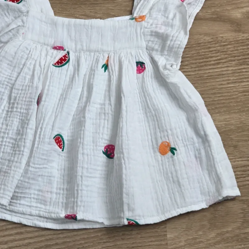 Blusa blanca con frutas bordadas