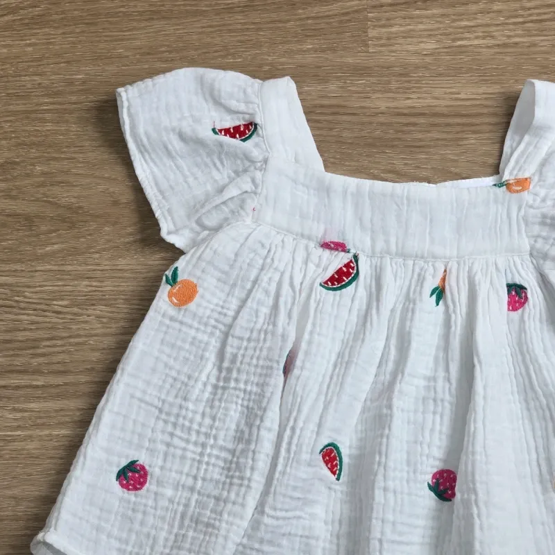 Blusa blanca con frutas bordadas