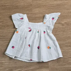Blusa blanca con frutas bordadas